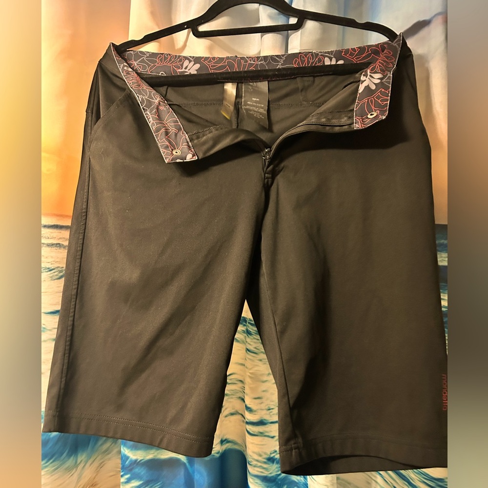 Mondetta Black Snap Button Shorts Floral Accent Mesh Pockets Stretchy Bermuda M